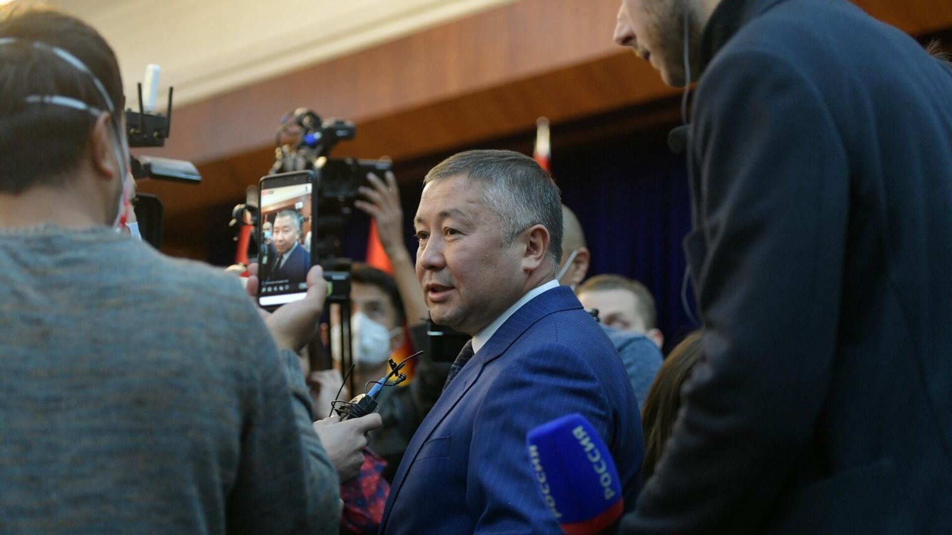 Лидер партии Кыргызстан Канат Исаев на внеочередном заседании парламента Киргизии - РИА Новости, 1920, 16.10.2020
