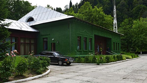 Здание дачи Сталина на озере Рица в Абхазии