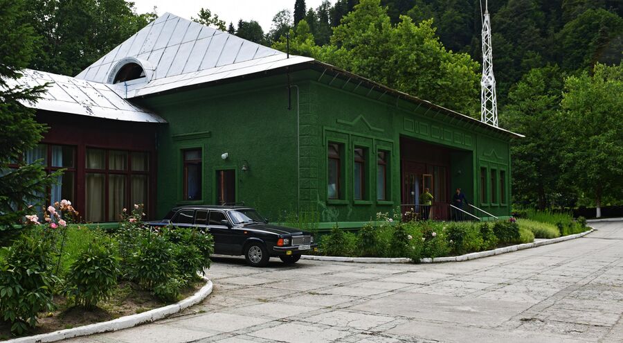 Здание дачи Сталина на озере Рица в Абхазии