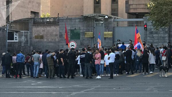 Мирная акция перед посольством России в Армении