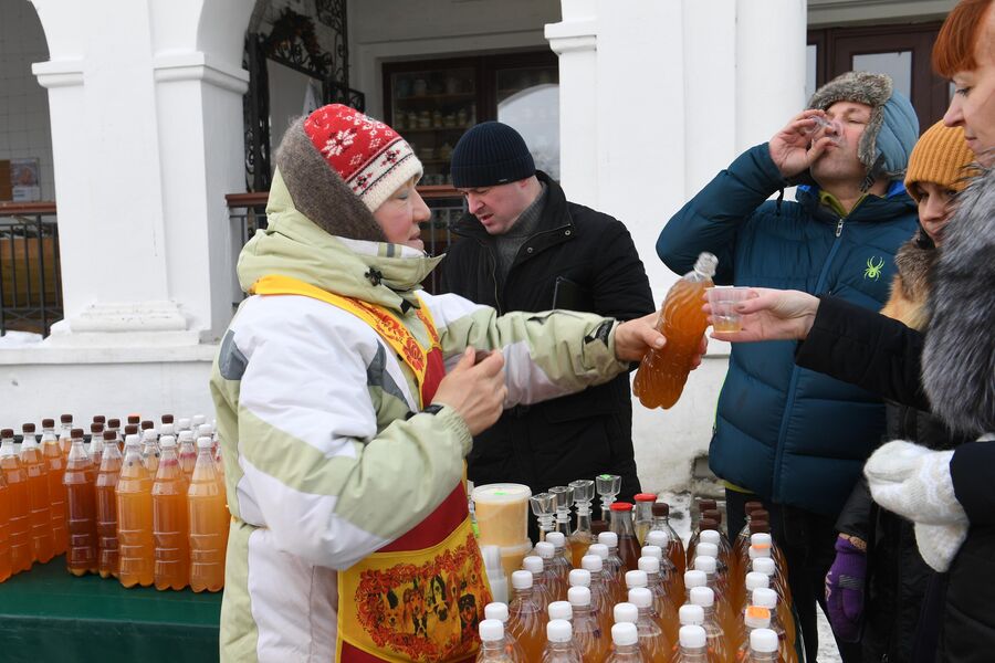 Продажа напитков во время праздничных гуляний в Суздале