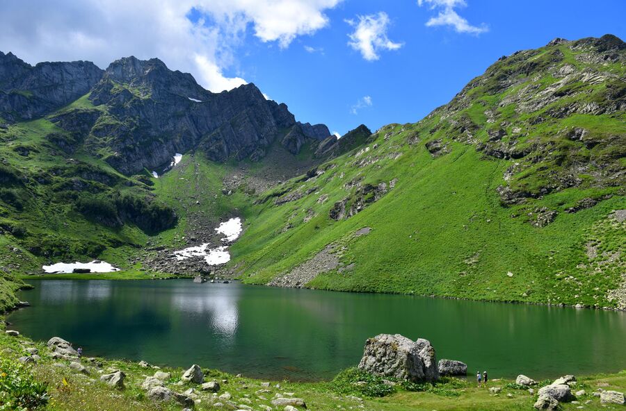 Высокогорное озеро Мзы в Абхазии