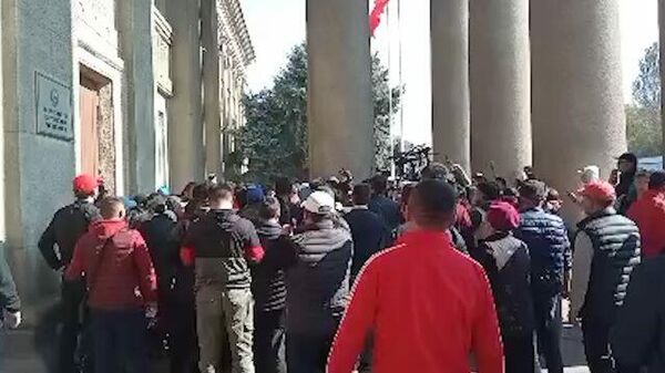 У здания правительства в Бишкеке собираются люди