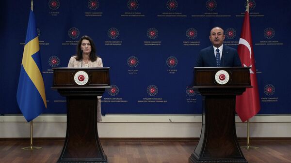 Глава шведского МИД Анн Линде и министр иностранных дел Турции Мевлют Чавушоглу во время совместной пресс-конференции в Анкаре
