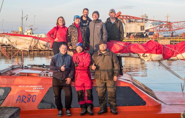 Члены экипажа экспедиционной яхты Петр Первый в порту Петрозаводска