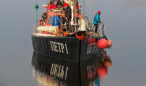 Экспедиционная яхта Петр Первый на подходе к Соловецкому архипелагу