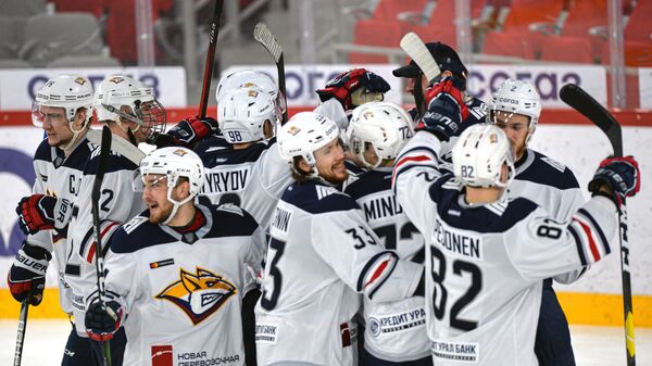Игроки Металлурга радуются победе в матче регулярного чемпионата Континентальной хоккейной лиги