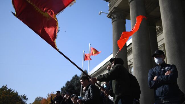 Участники митинга на Старой площади в Бишкеке