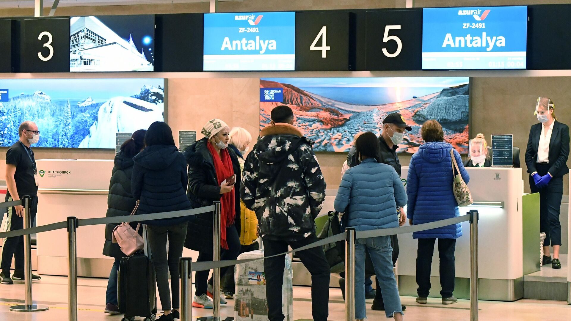 Пассажиры во время регистрации на международный рейс в турецкий город Анталья в аэропорту Красноярска - РИА Новости, 1920, 24.10.2020