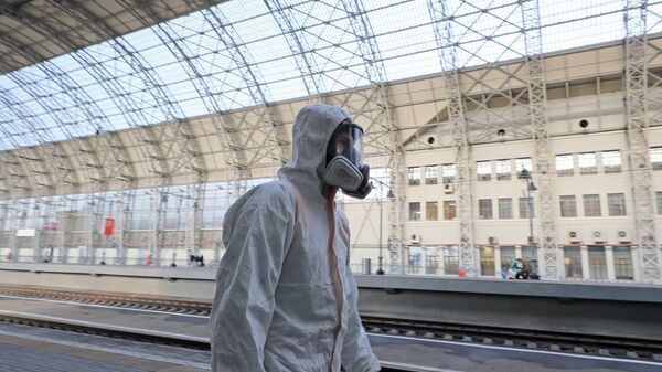 Сотрудник МЧС РФ проводят дезинфекцию платформы Киевского вокзала в Москве