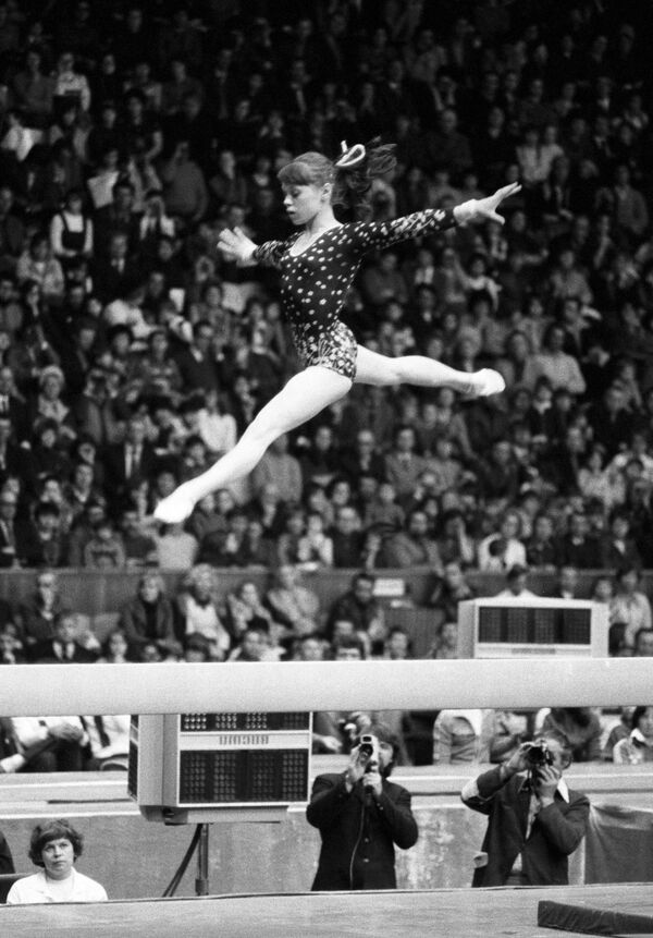 Абсолютная чемпионка СССР по гимнастике Елена Мухина выполняет упражнения на бревне.