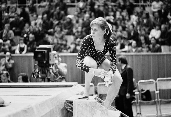 Советская гимнастка, заслуженный мастер спорта СССР Елена Вячеславовна Мухина перед началом выступления на соревнованиях по спортивной гимнастике.