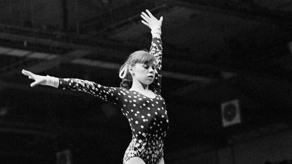 Советская гимнастка, заслуженный мастер спорта СССР Елена Вячеславовна Мухина во время выступления на бревне.