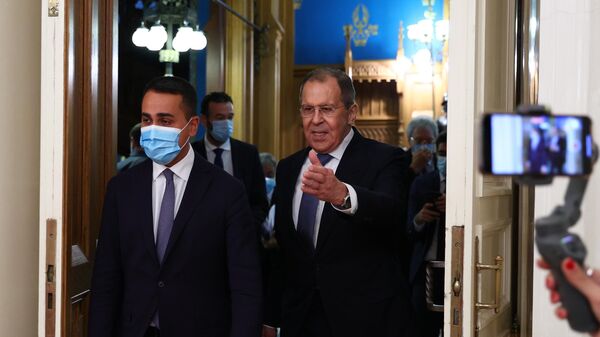 Министр иностранных дел РФ Сергей Лавров и глава МИД Италии Луиджи Ди Майо во время встречи