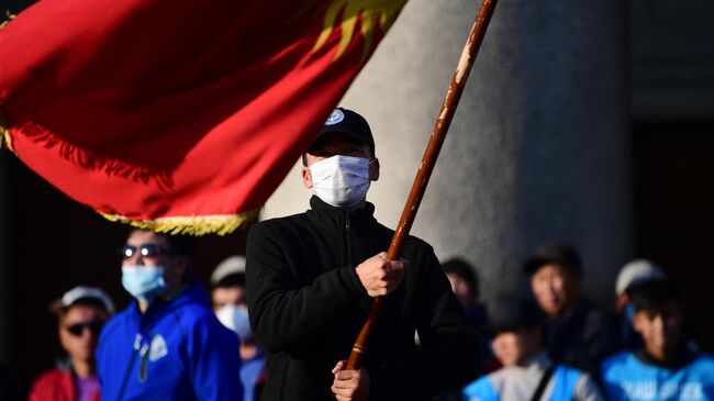 Участники митинга на Старой площади в Бишкеке