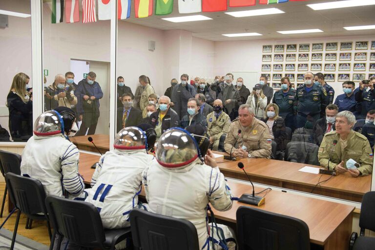 Встрече с участниками основного экипажа 64-й экспедиции на МКС перед запуском ракеты-носителя Союз-2.1а с транспортным пилотируемым кораблем Союз МС-17 со стартовой площадки №31 космодрома Байконур