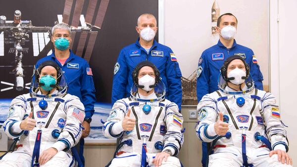 Участники основного экипажа 64-й экспедиции на Международную космическую станцию