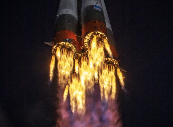 Ракета-носитель Союз-2.1а с транспортным пилотируемым кораблем Союз МС-17 во время запуска со стартовой площадки космодрома Байконур Ракета-носитель Союз-2.1а с транспортным пилотируемым кораблем Союз МС-17 во время запуска со стартовой площадки космодрома Байконур