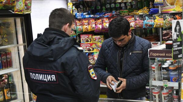 Сотрудник полиции в одном из московских продуктовых магазинов во время рейда по выявлению точек продажи контрафактной продукции