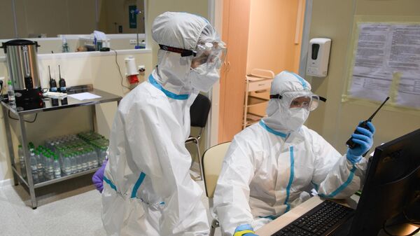 Медицинские работники во временном госпитале для пациентов с COVID-19 в ледовом дворце Крылатское
