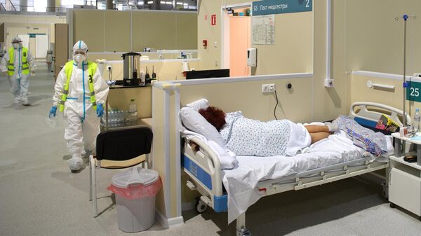Медицинские работники и пациенты во временном госпитале для пациентов с COVID-19 в ледовом дворце Крылатское