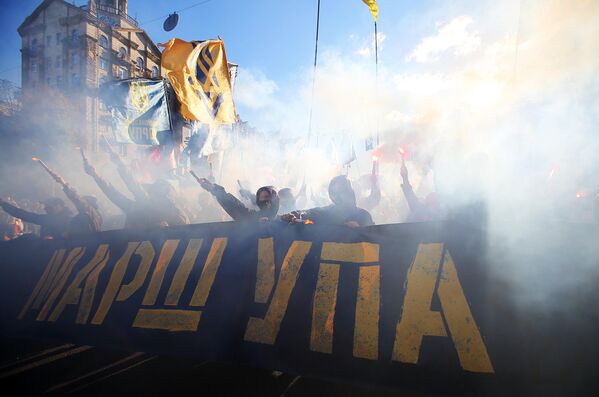 Участники марша националистов в Киеве в честь годовщины создания Украинской повстанческой армии
