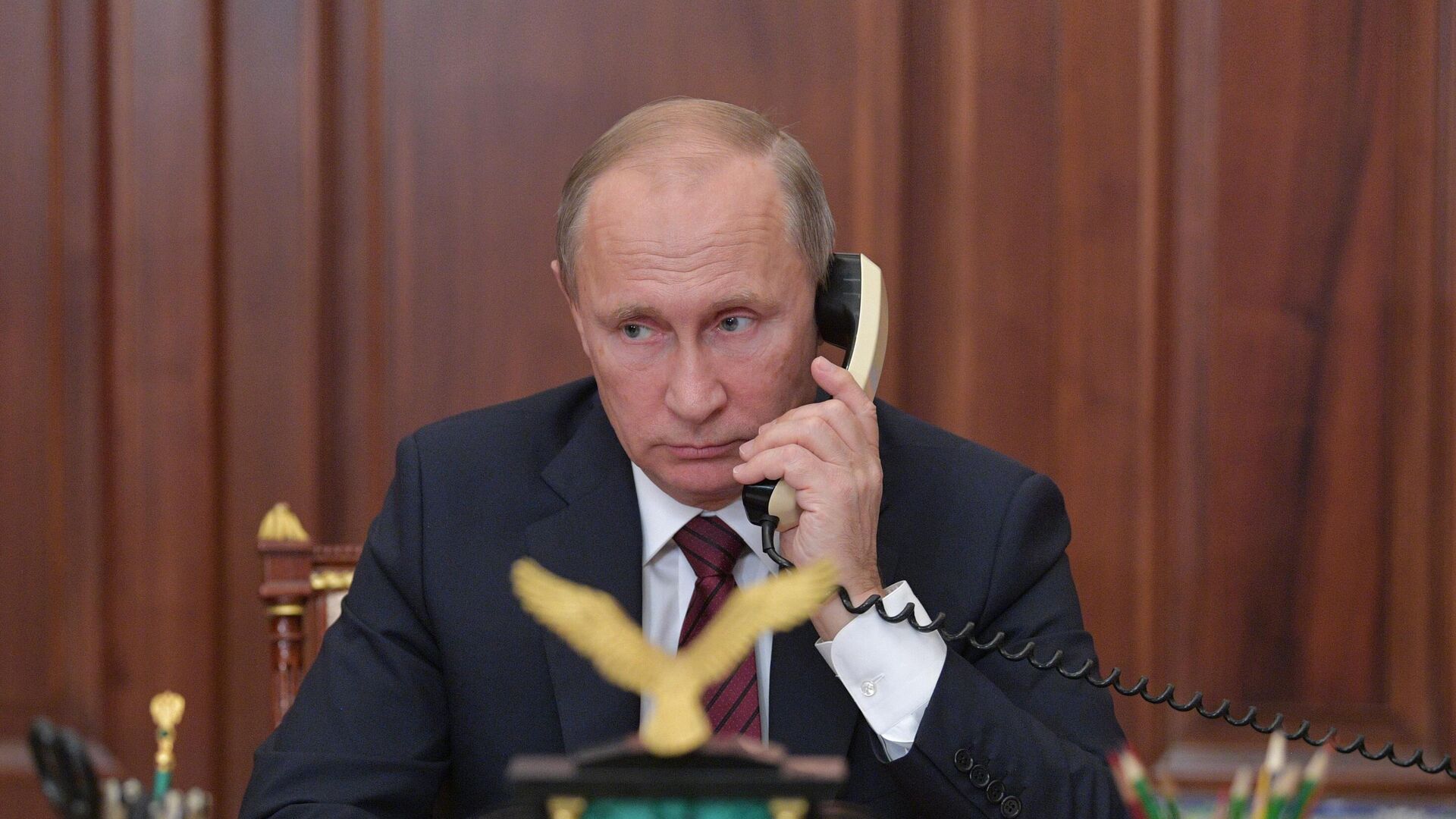  Президент РФ Владимир Путин во время телефонного разговора - РИА Новости, 1920, 17.04.2024