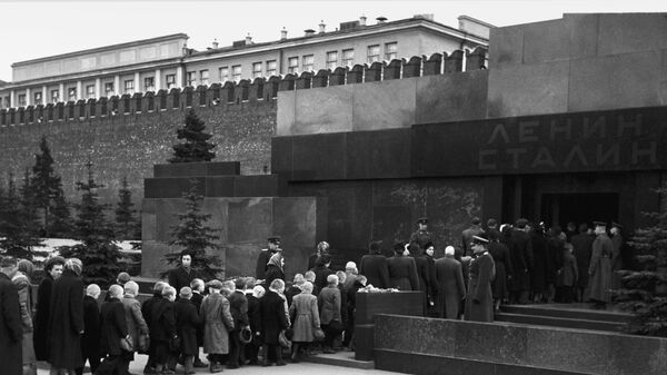 Очередь в Мавзолей В.И.Ленина и И.В.Сталина на Красной площади в Москве. 1957 год.