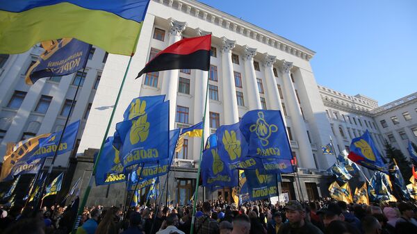 Участники марша националистов у здания администрации президента Украины в Киеве