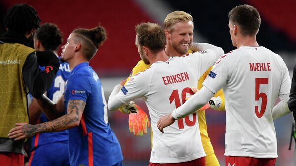 Футболисты сборной Дании радуются победе