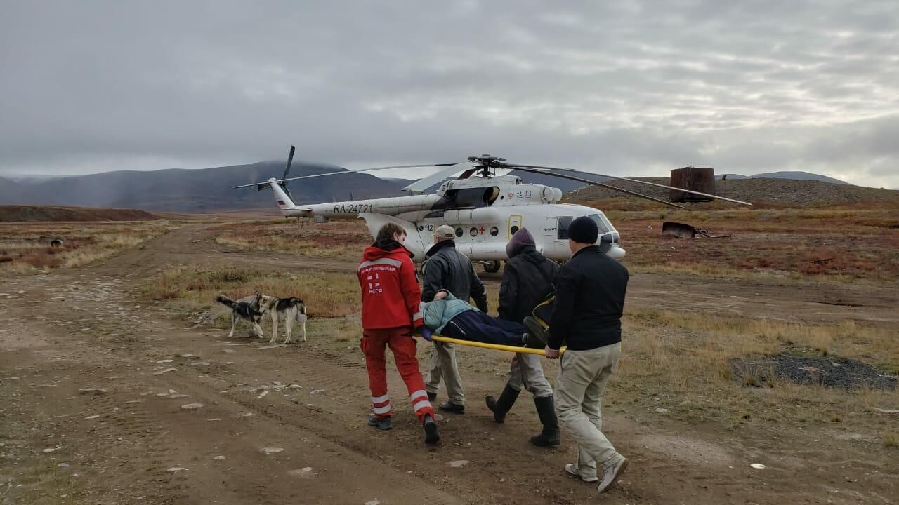 Эвакуация пациента с желудочно-кишечным кровотечением - РИА Новости, 1920, 16.10.2020