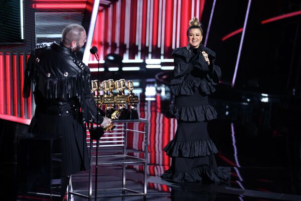 Музыкант Post Malone и ведущая Келли Кларксон на церемонии вручения премии Billboard Music Awards 2020
