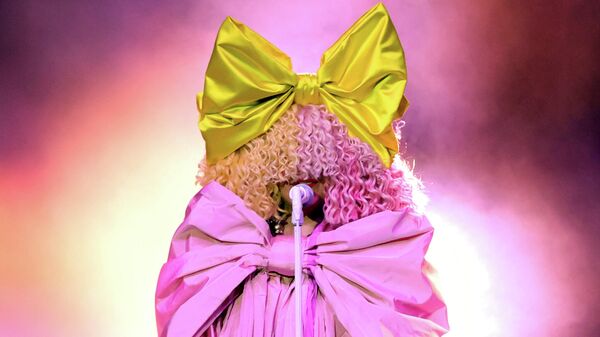Певица Sia выступает на церемонии вручения премии Billboard Music Awards 2020