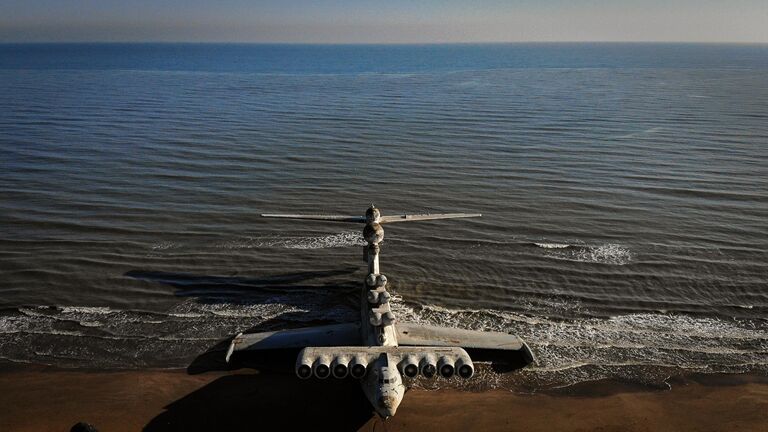 Экраноплан Лунь на побережье Каспийского моря близ Дербента