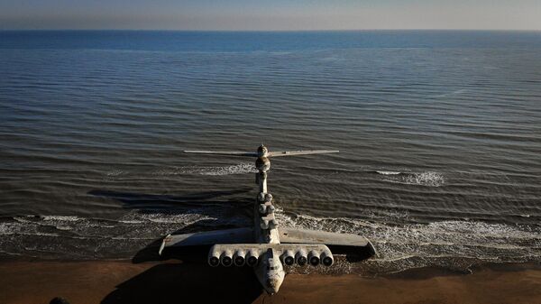 Экраноплан Лунь на побережье Каспийского моря близ Дербента