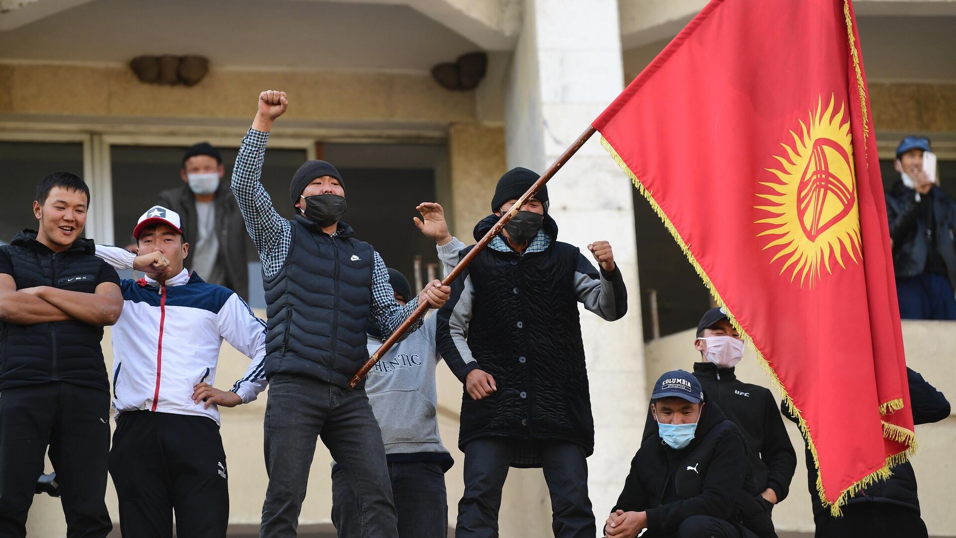 Сторонники премьер-министра Садыра Жапарова на митинге у гостиницы Иссык-Куль в Бишкеке - РИА Новости, 1920, 14.11.2020