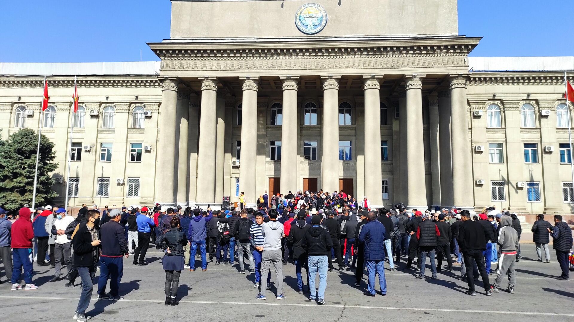 Митингующие у дома правительства в Бишкеке - РИА Новости, 1920, 16.10.2020