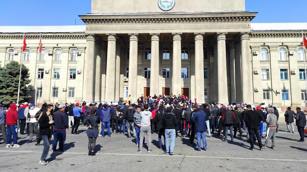 Митингующие у дома правительства в Бишкеке