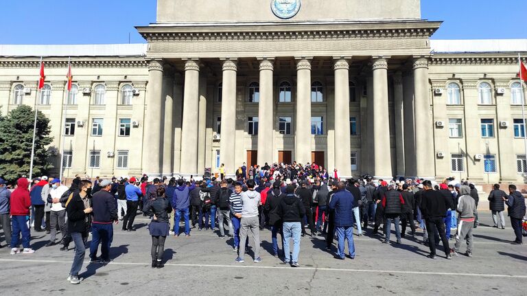 Митингующие у дома правительства в Бишкеке