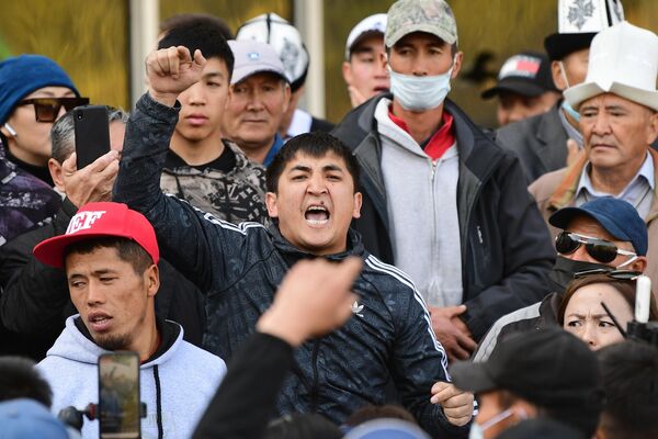 Сторонники премьер-министра Садыра Жапарова на митинге у гостиницы Иссык-Куль в Бишкеке