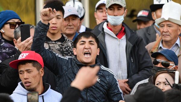 Сторонники премьер-министра Садыра Жапарова на митинге у гостиницы Иссык-Куль в Бишкеке