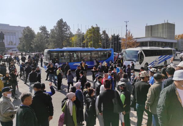 Митингующие у дома правительства в Бишкеке