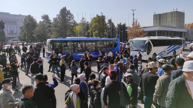 Митингующие у дома правительства в Бишкеке