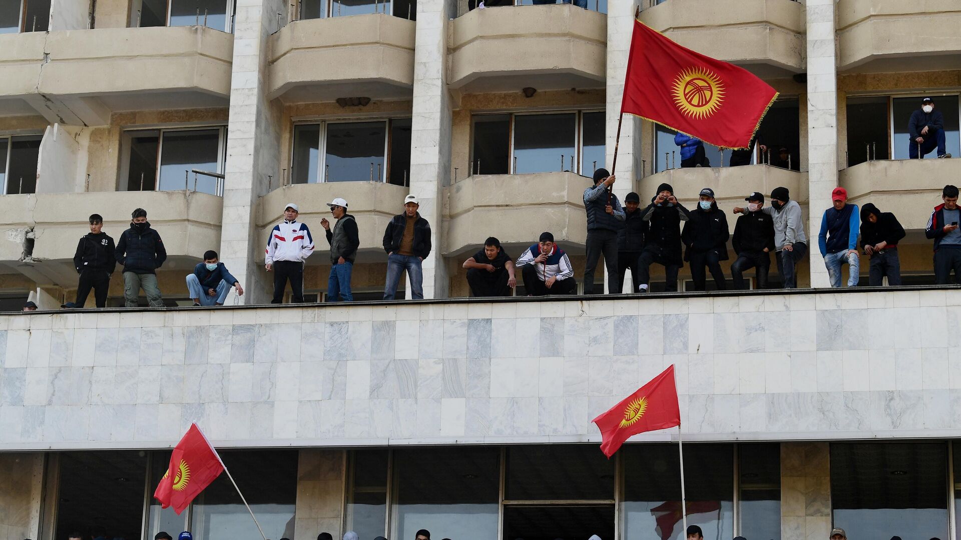 Сторонники премьер-министра Садыра Жапарова на митинге у гостиницы Иссык-Куль в Бишкеке - РИА Новости, 1920, 22.10.2020