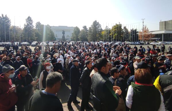 Митингующие у дома правительства в Бишкеке. Президент Киргизии Сооронбай Жээнбеков объявил об уходе в отставку