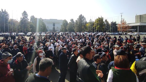 Митингующие у дома правительства в Бишкеке. Президент Киргизии Сооронбай Жээнбеков объявил об уходе в отставку