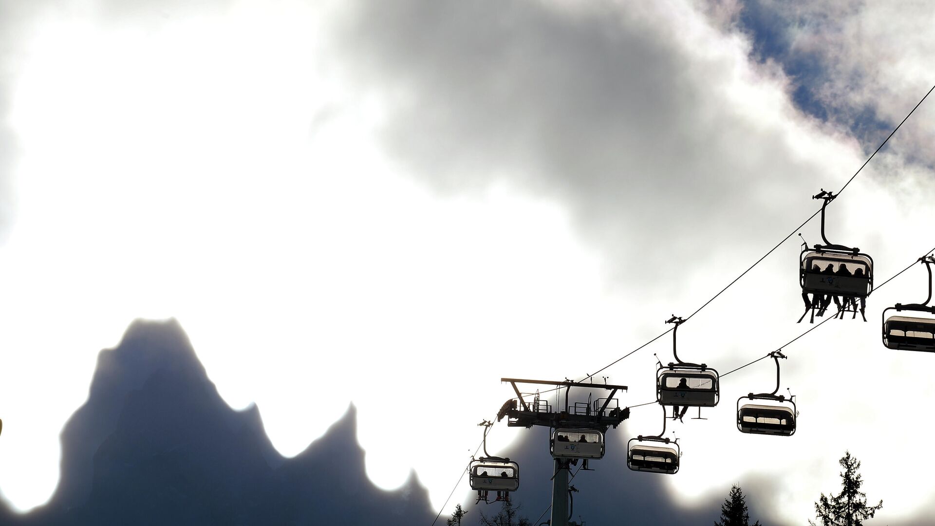 A picture shows the Dolomiti mountains behind clouds during the Freestyle world cup Ski Cross in San Candido on December 21, 2013.  AFP PHOTO/ VINCENZO PINTO (Photo by VINCENZO PINTO / AFP) - РИА Новости, 1920, 15.10.2020