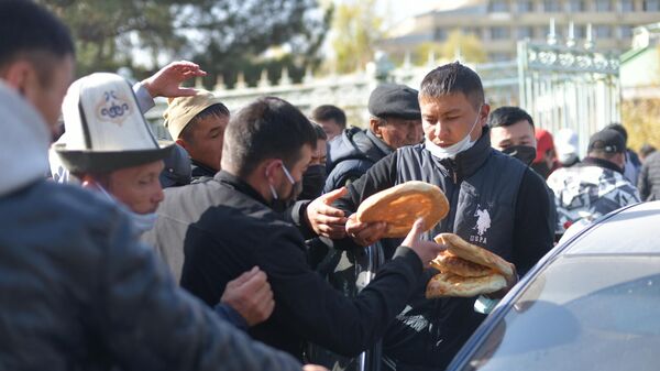 Раздача хлеба митингующим у гостиницы Иссык-Куль в Бишкеке