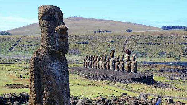 Одиночная статуя Моаи на острове Пасхи