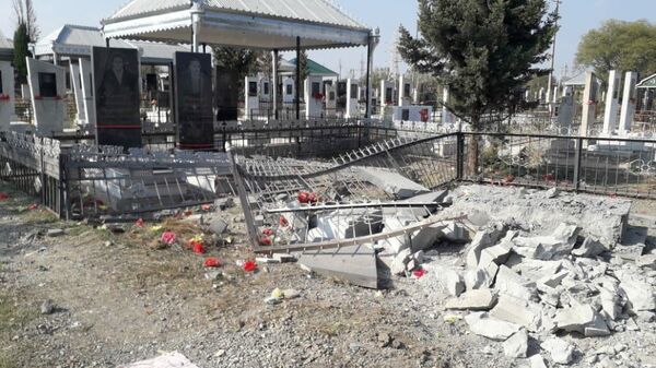 Разрушения на кладбище в городе Тертере, которое подверглось обстрелу в тот момент, когда  проходили похороны